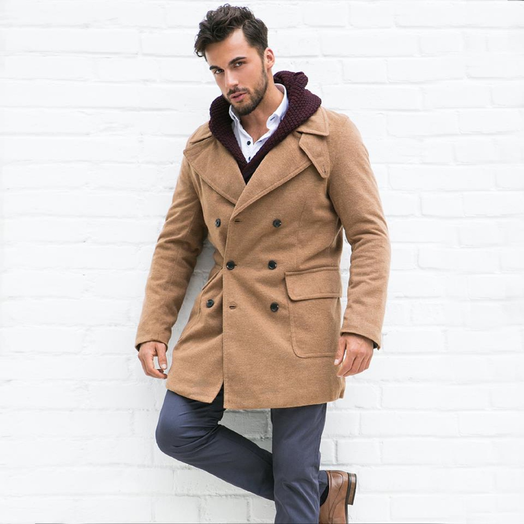 Beżowy płaszcz męski na zimę – dlaczego warto go mieć?