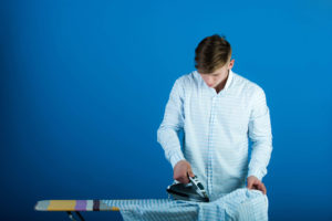Jak prasować koszulę z długim rękawem?