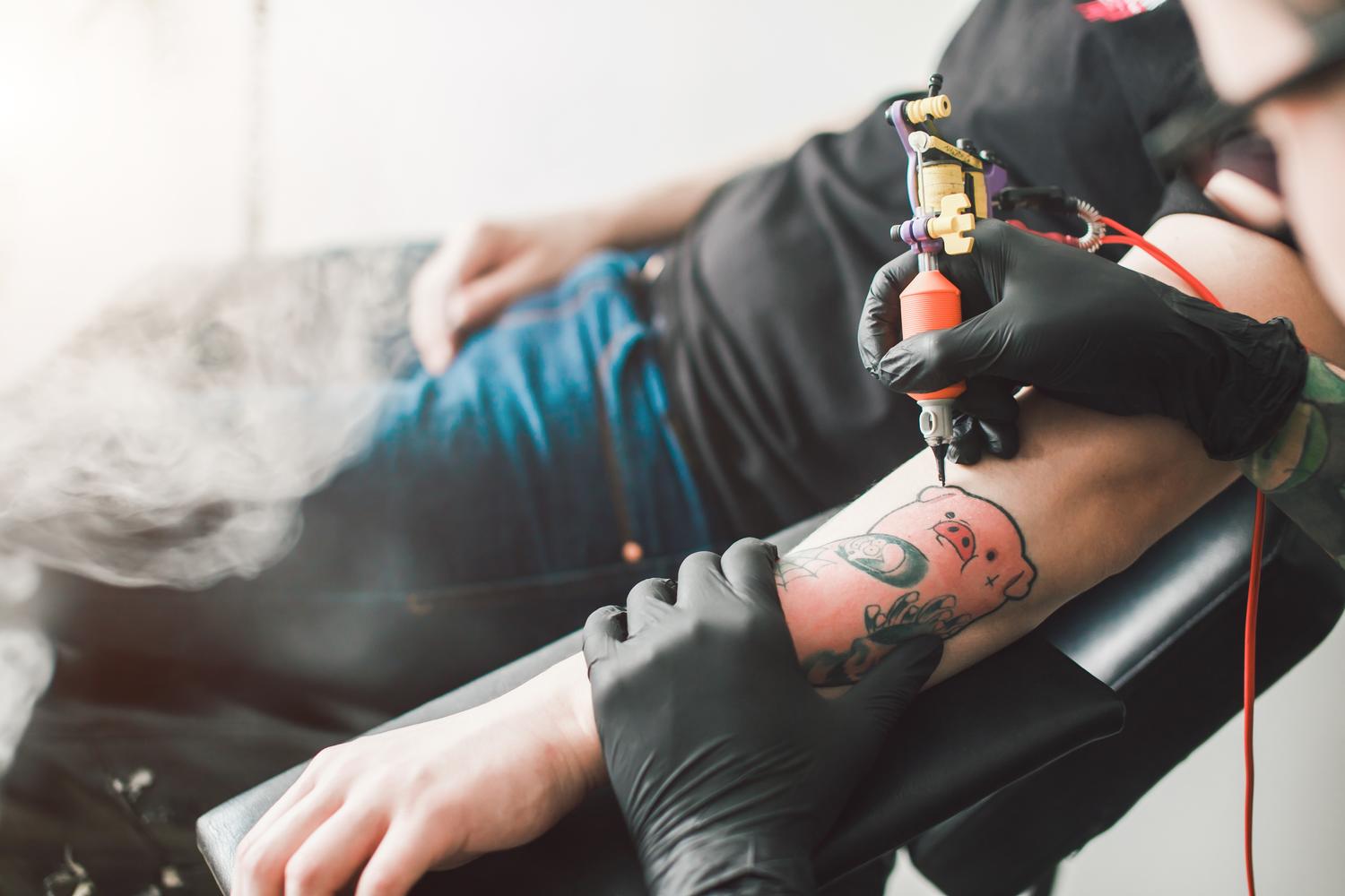 Czy tatuaże przeszkadzają w pracy?