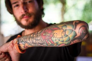 Kolorowy tatuaż na ręce mężczyzny
