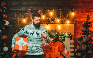 mężczyzna w świątecznym swetrze