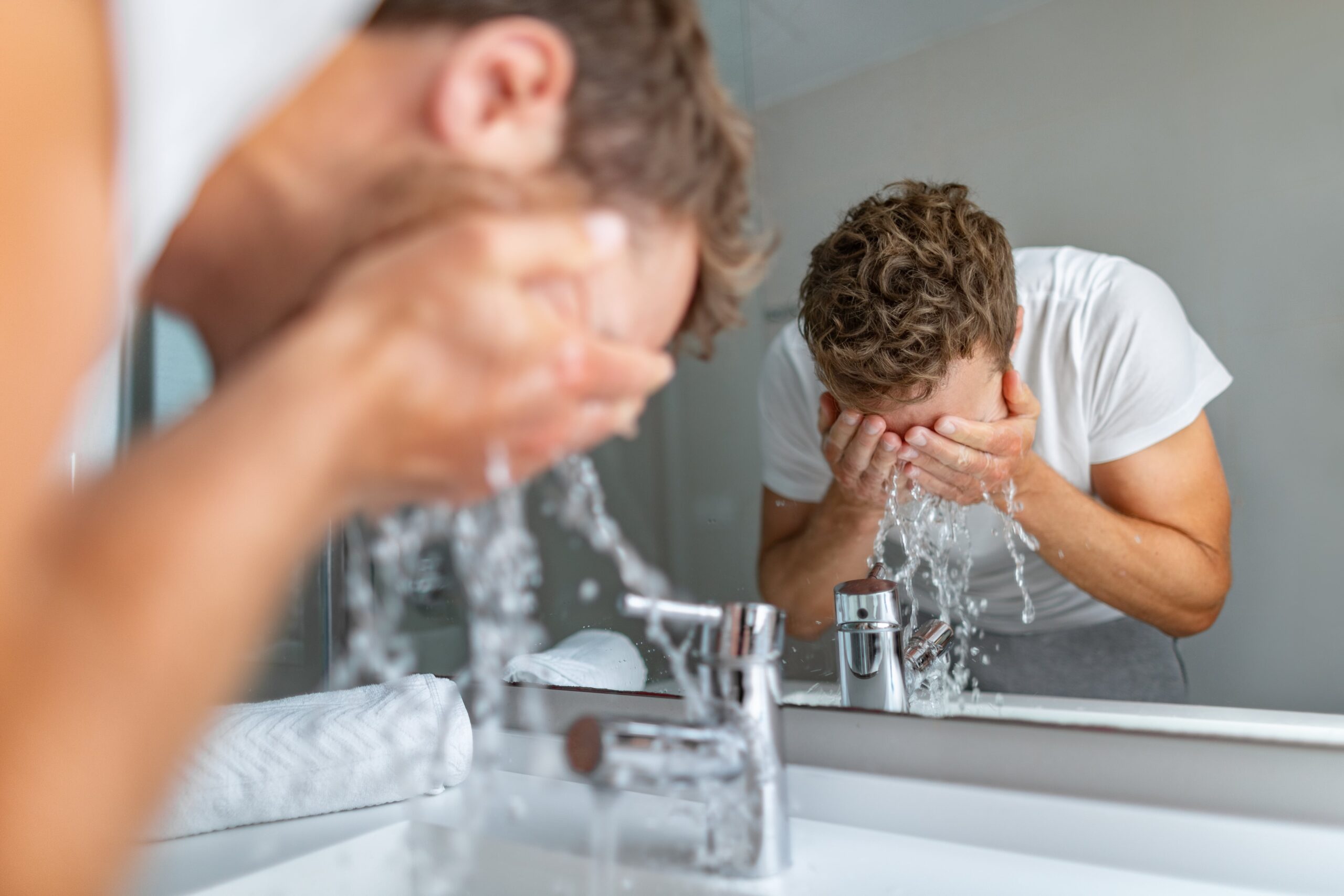 5 rutynowych kroków podczas porannej higieny faceta