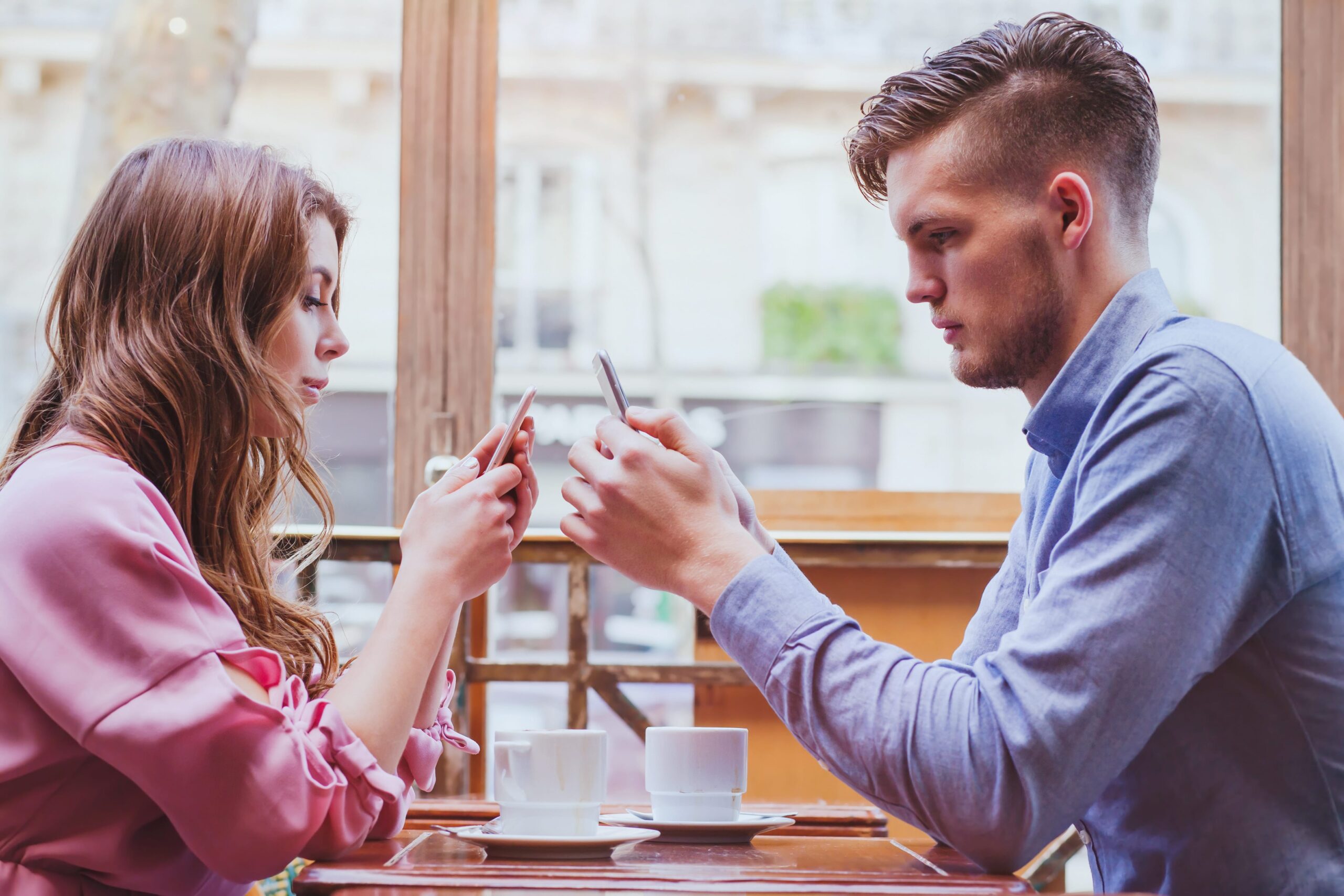 Smartfon vs związek. Czy telefony przeszkadzają w relacjach damsko-męskich?