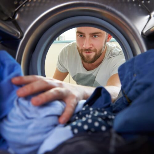 pranie w pralce mężczyzna