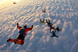 grupowy skok na spadochronie