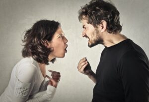 kobieta i mężczyzna kłócą się i gestykulują