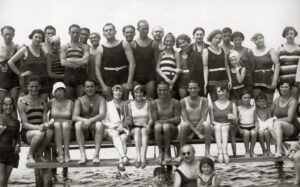 Stylizacje na plażę, moda plażowa męska, kąpielówki męskie, szorty kąpielowe męskie, lata 20 XX wieku