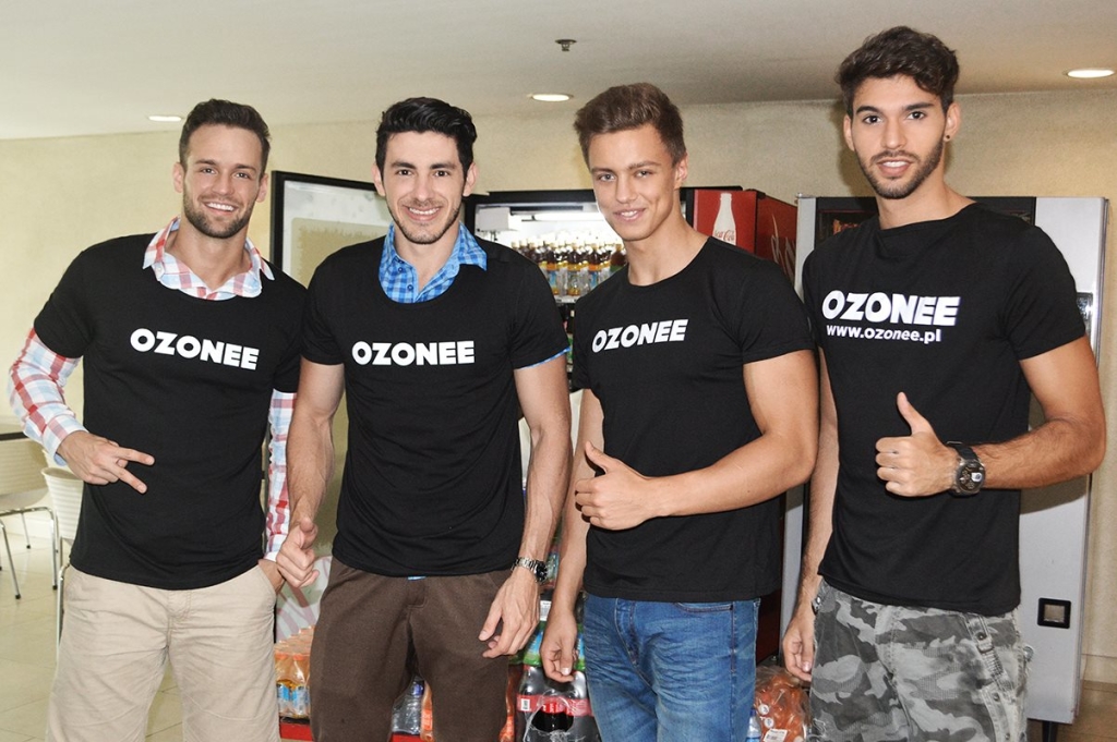 finalisci-Mister-International-w-t-shirtach-Ozonee