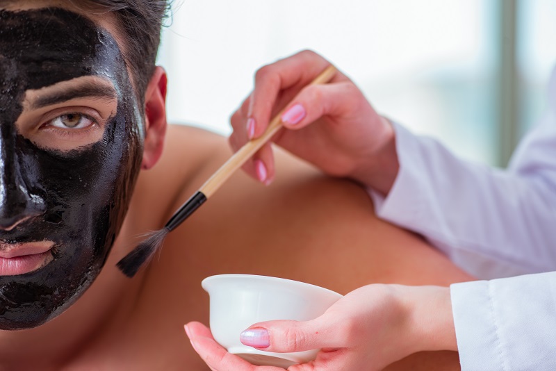 Maseczka węglowa – męski sposób na oczyszczenie twarzy