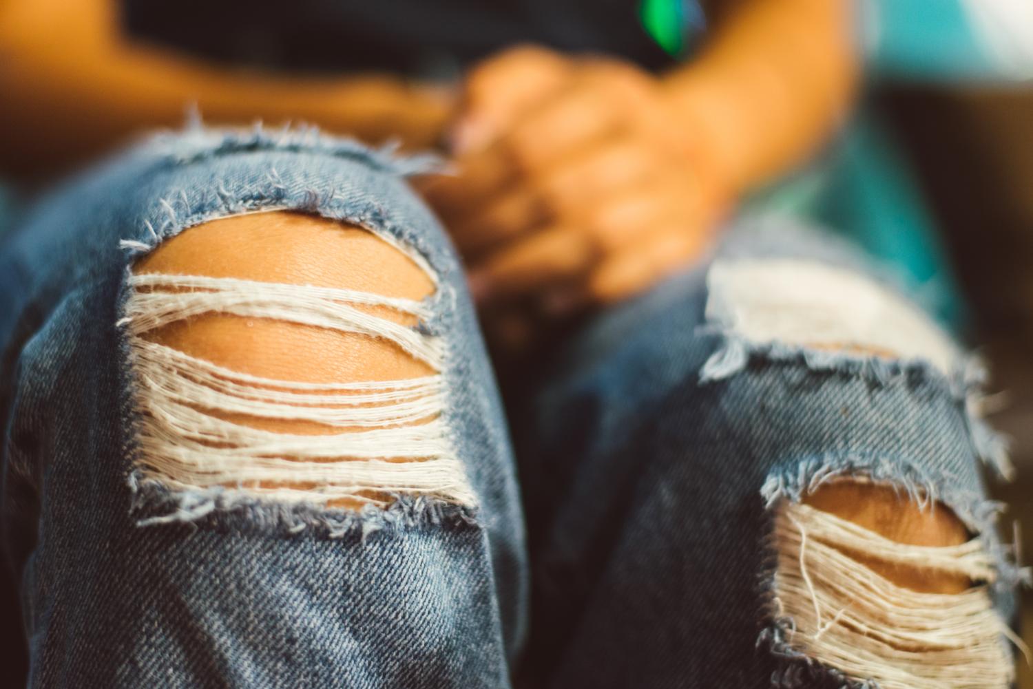 Dziurawe, przetarte, poszarpane jeansy – hit czy kit?