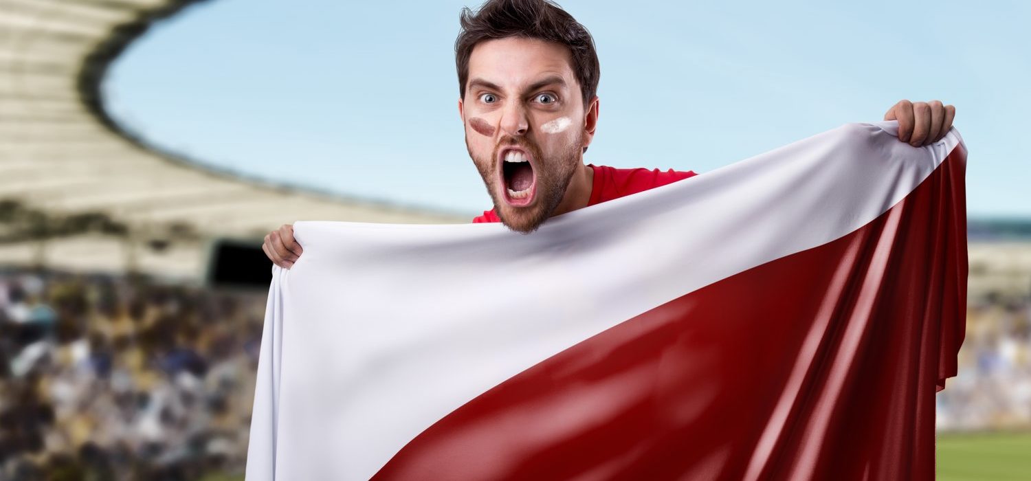 Kibic Reprezentacji Polski Trzymający Flagę Polski