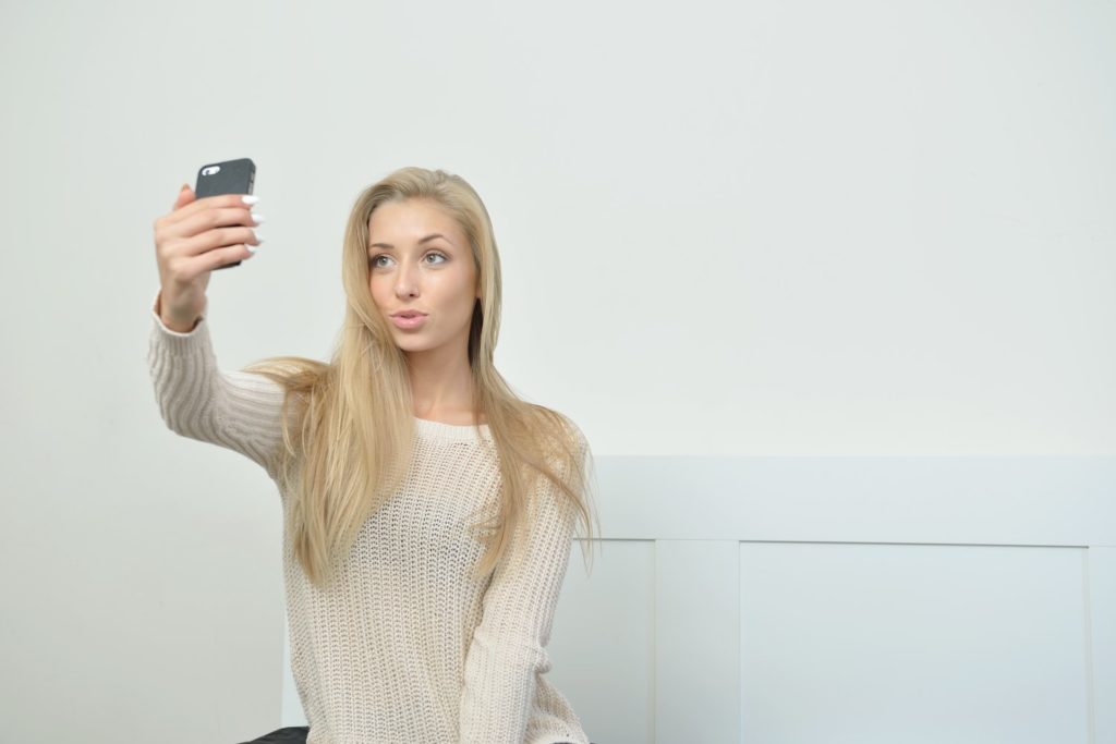 Seksowna dziewczyna robi sobie selfie