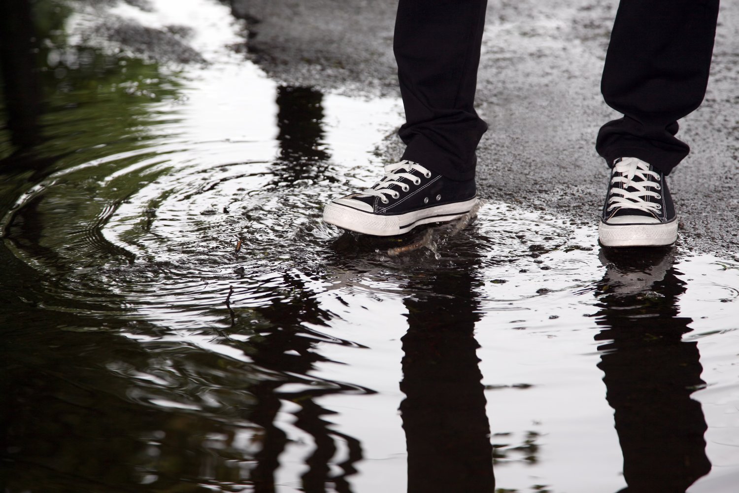 Jak szybko wysuszyć buty? 3 sposoby na osuszenie mokrego obuwia