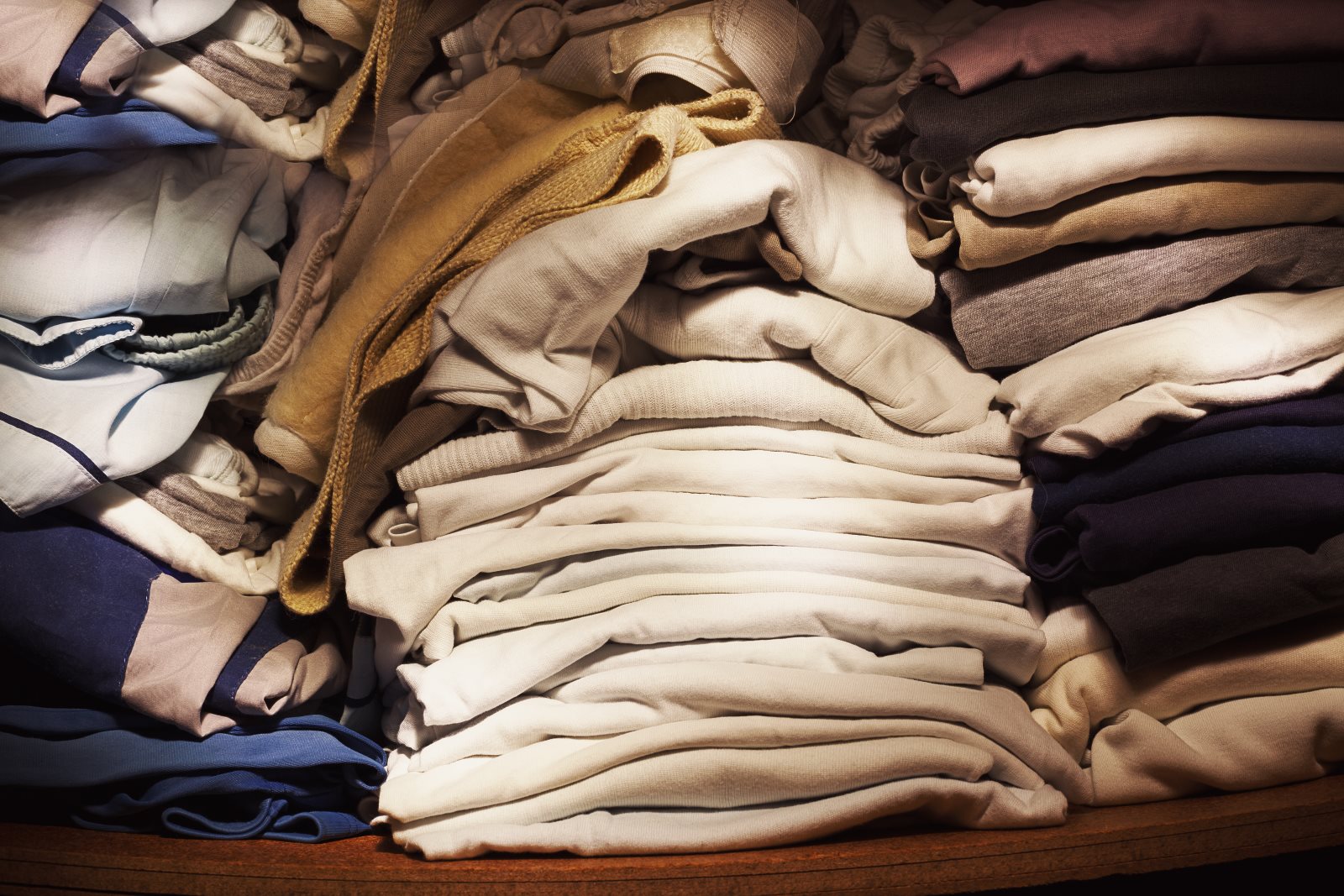Wietrzenie szafy: 4 typy ubrań, których już dawno powinieneś się pozbyć