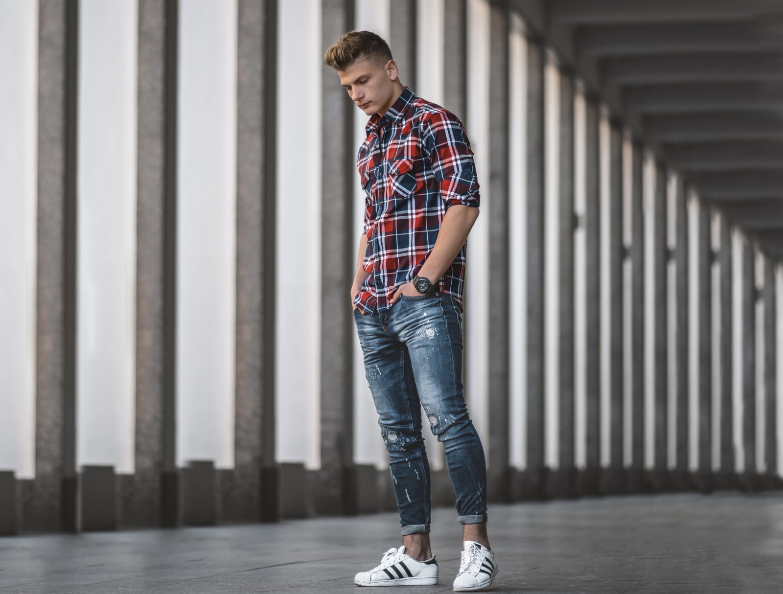 Modne jeansy męskie: jak wybrać idealną parę? Praktyczny poradnik
