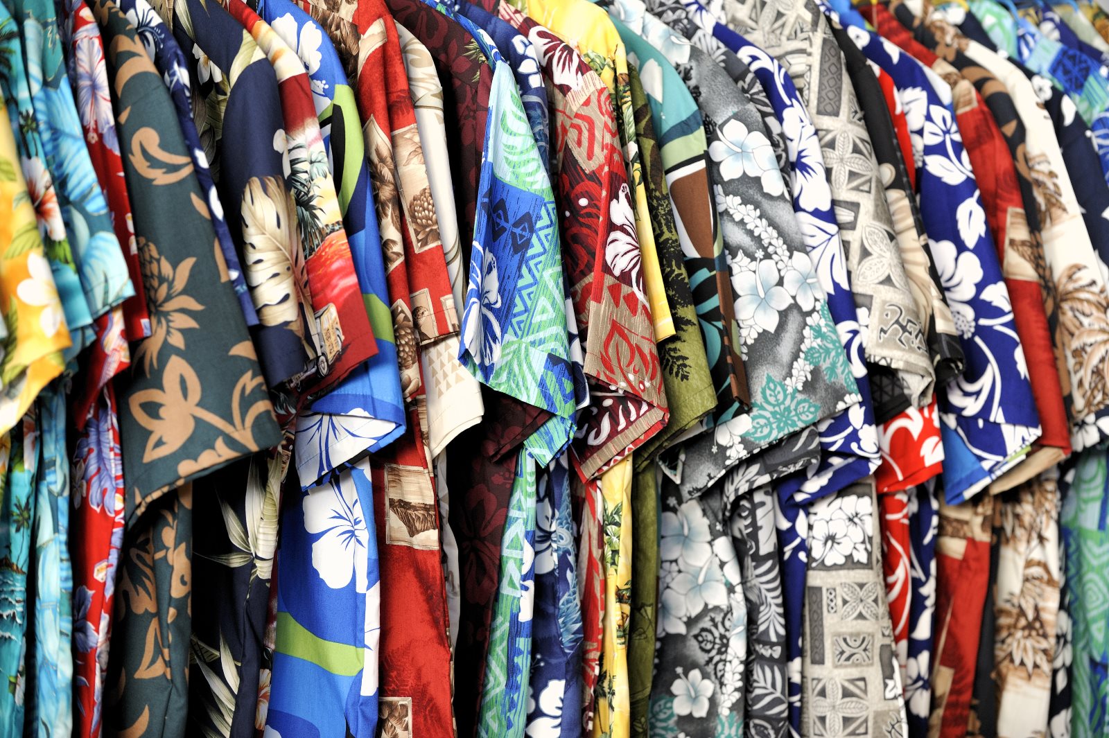 Kolorowe koszule męskie – jak i z czym je nosić?