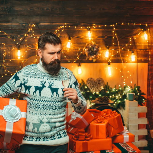 mężczyzna w świątecznym swetrze