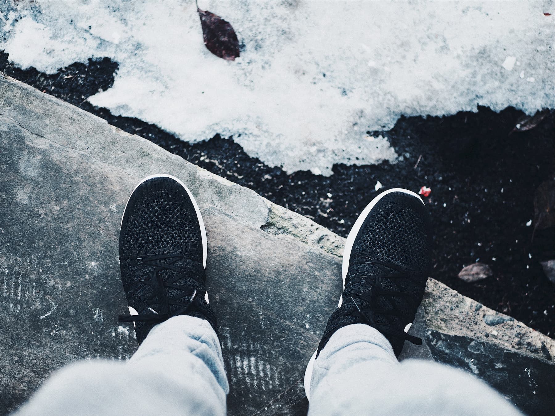 Czy i jak nosić sneakersy i trampki zimą?